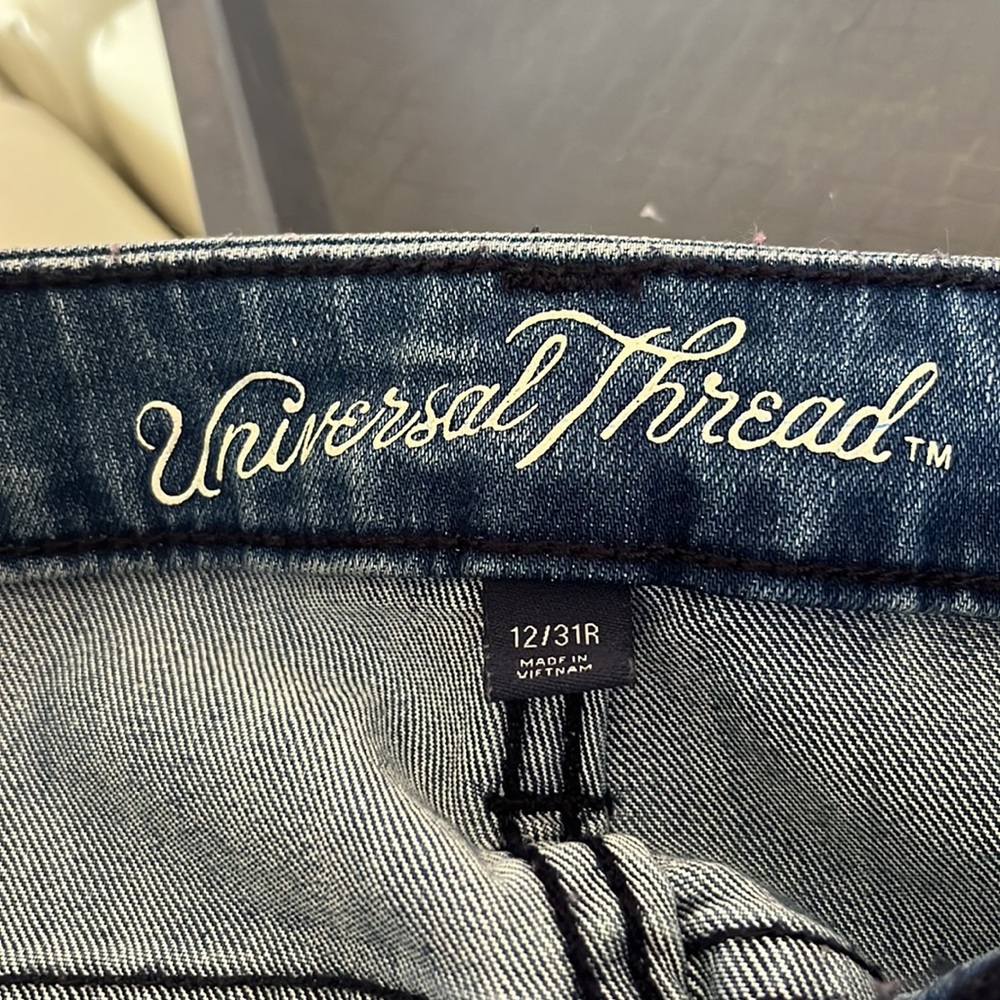 Universal Thread Woman’s Jeans 12/31R - Picture 3 of 3
